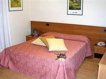 Hotel Tirrenus Perugia Ngoại thất bức ảnh